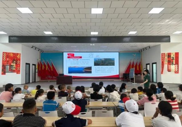股票配资交流论坛 大学生远赴喀什教普通话，村里娃学会新技能，未来会怎样？